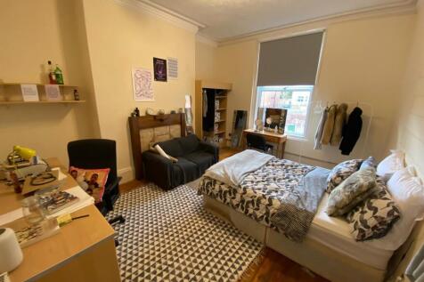 Bright, well-furnished double bedroom with two ...