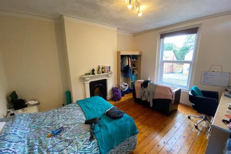 Bright, well-presented double bedroom with wood...