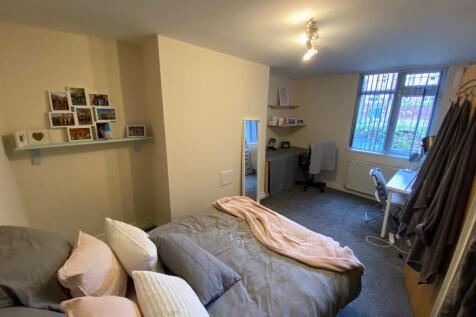 Bright, neatly presented double bedroom with a ...