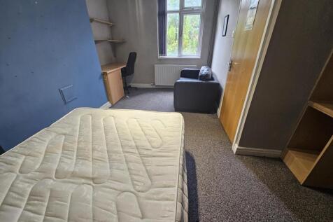 Bright, neatly presented double bedroom with a ...