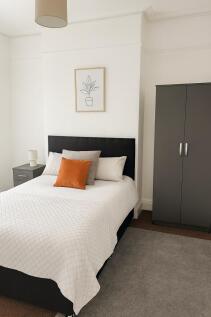 A well-presented double bedroom featuring a nea...