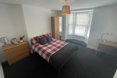 A spacious and inviting large double bedroom wi...