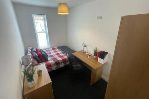 A cozy and inviting double bedroom with good na...