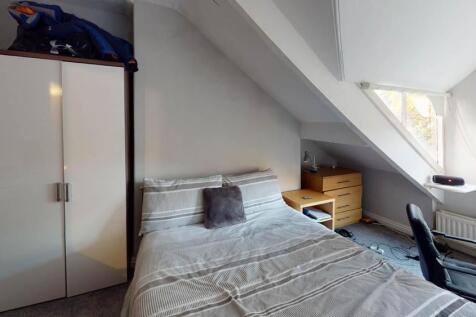 A tidy and bright single bedroom featuring a co...