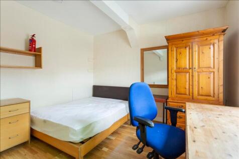 This cozy double bedroom features a spacious la...