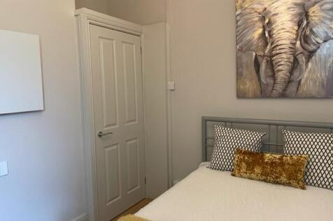Bright, neatly presented bedroom with a comfy d...