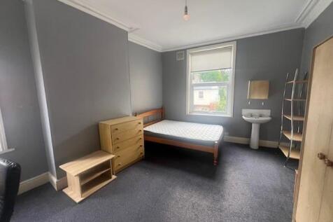 Bright, neatly presented double bedroom with ne...