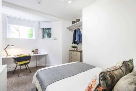 Bright, well-presented double bedroom with a co...