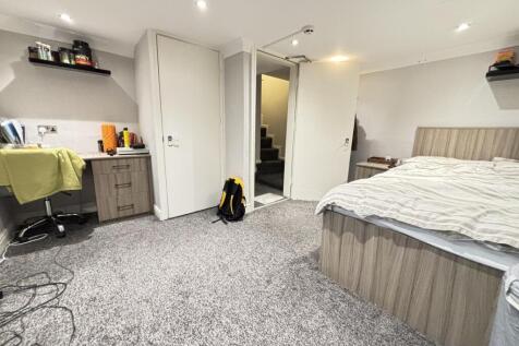 A bright and well-maintained double bedroom fea...