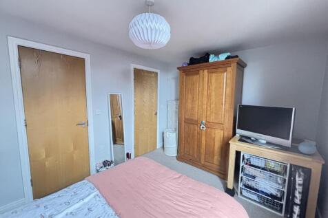 A cozy bedroom featuring a double bed with a pi...