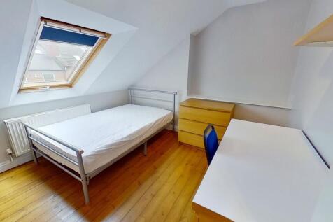 Bright, neatly presented attic bedroom with a s...