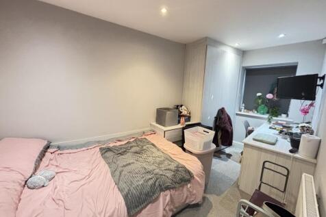 A spacious and well-maintained master bedroom f...