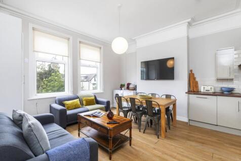 Bright and welcoming contemporary living room w...