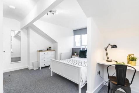 Bright, freshly decorated double bedroom with a...