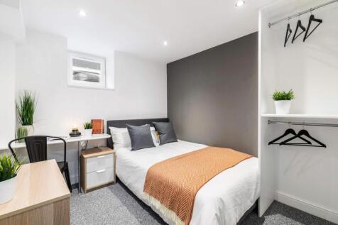 Bright, modern double bedroom with a comfortabl...