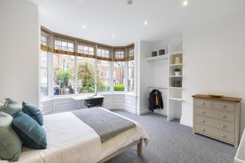 Bright, well-presented double bedroom with a la...