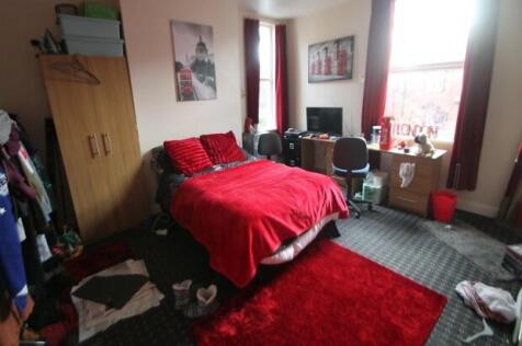 Bright double bedroom with a comfy double bed d...
