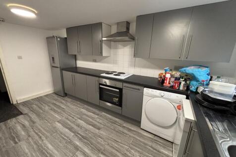 Modern and well-maintained kitchen featuring am...