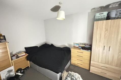 A cozy bedroom featuring a double bed with ampl...