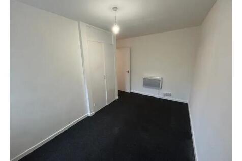 Neat, neutral single bedroom with built-in ward...