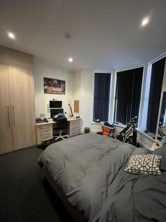 Well-appointed double bedroom with a comfortabl...