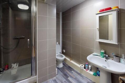 A spacious and well-maintained bathroom featuri...