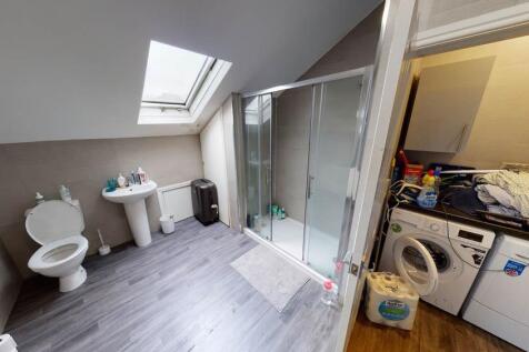 A spacious and well-maintained bathroom featuri...