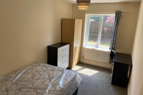 Bright, neatly presented single bedroom with a ...