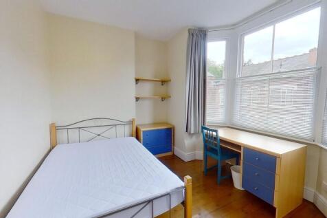 Bright, well-maintained double bedroom with a l...