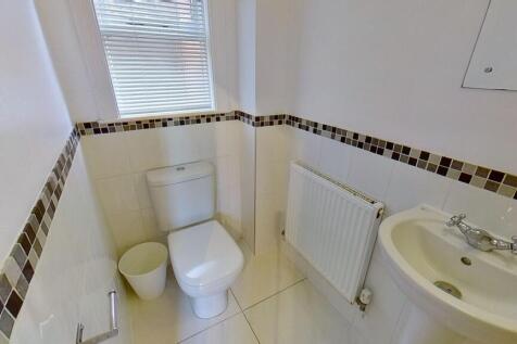 Bright, well-maintained bathroom featuring a mo...