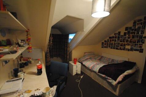 A cozy bedroom featuring a double bed, compleme...