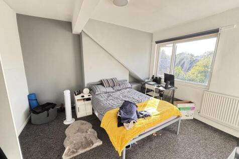 Bright and welcoming double bedroom with a larg...