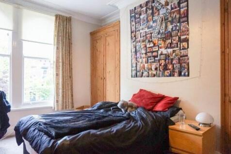 A cozy double bedroom featuring a comfortable b...