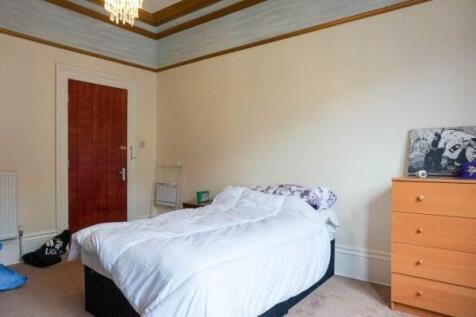 A well-presented double bedroom featuring a com...