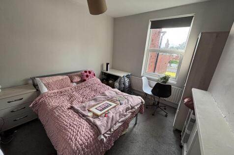 A cozy double bedroom featuring a comfortable b...