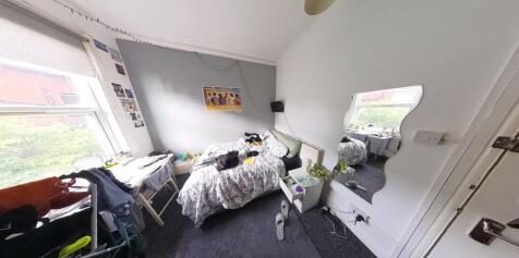 A cozy bedroom featuring a double bed and ample...