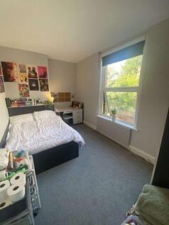 Bright and welcoming double bedroom with a larg...