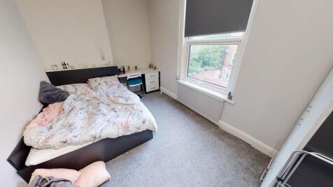 A well-maintained double bedroom featuring a be...