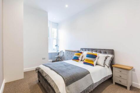 Bright, neatly presented double bedroom with a ...