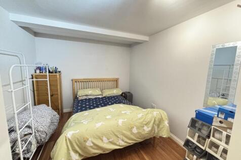 A cozy double bedroom featuring a comfortable b...