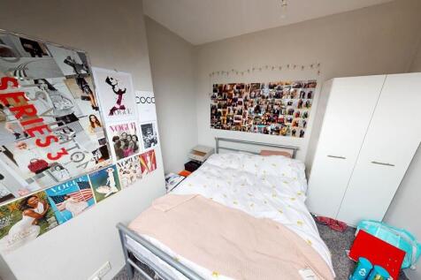 A comfortably sized double bedroom featuring a ...