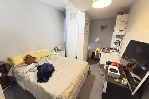 A cozy bedroom featuring a double bed and a com...