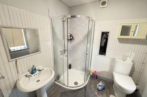 A clean and well-maintained bathroom featuring ...