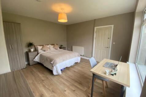 A spacious and well-lit large double bedroom fe...