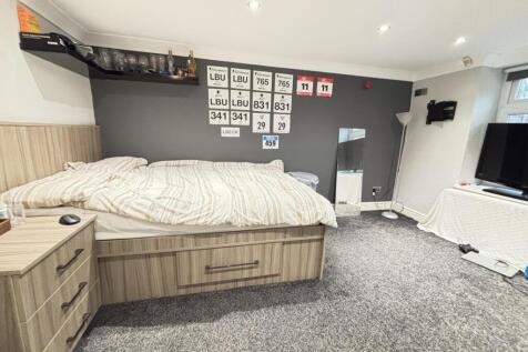 A spacious and well-maintained master bedroom w...