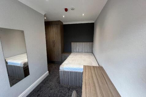 Bright and tidy single bedroom featuring a comf...