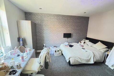 A bright and comfortable double bedroom featuri...