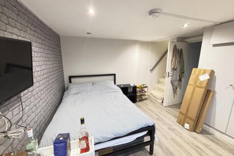 A bright and inviting double bedroom featuring ...