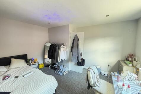 A cozy bedroom featuring a double bed, a wardro...