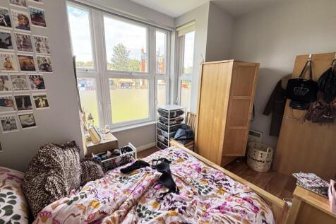 A cozy bedroom featuring a double bed with flor...